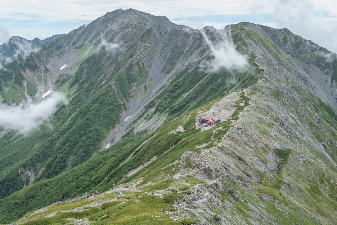 北岳へ戻る途中、間ノ岳を振り返ると、北岳山荘と稜線が見える。